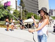 Febre do momento o Pau de Selfie já está em falta nas lojas